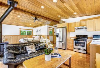 Pinewood Escape has Balcony rooms