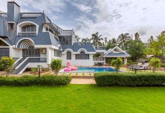 Grey Mosaics by StayVista - Mountain-view villa in Vasai with Pool, Spacious lawn & Terrace has Balcony rooms