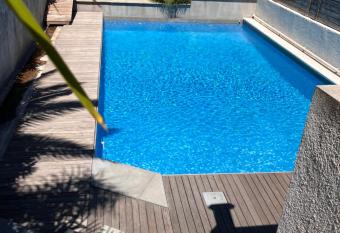 2 pi  ces rez-de-jardin dans maison avec piscine has Balcony rooms