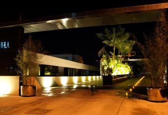 Motel Flamingo allows 18 year olds to book a room