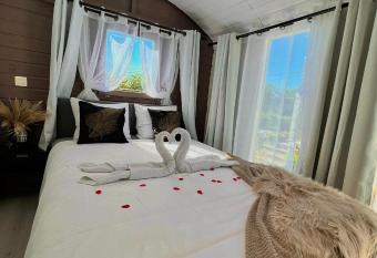 Le Clos fleuri has Balcony rooms