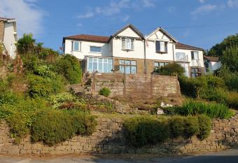 Alma cliffe allows 18 year olds to book a room