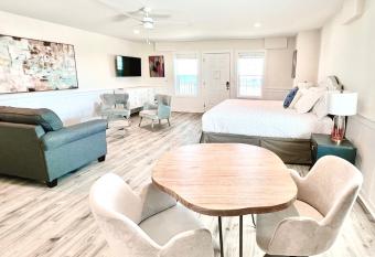 Saltwater 101 1st Floor Barefoot ADA has Balcony rooms