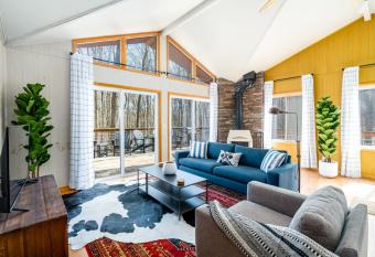 Hot Tub, Big Deck, Comm Pool, WiFi at Chalet Cabin has Balcony rooms