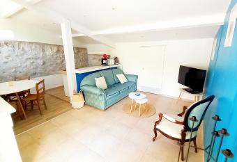 La Petite Pelicane has Balcony rooms