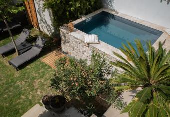 SOUS LE TILLEUL    RUOMS allows 18 year olds to book a room