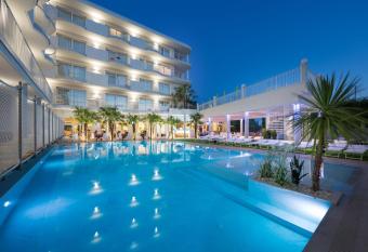 AQA Palace has rooms with a private hot tub