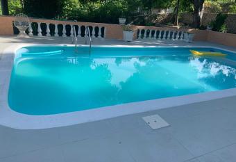 N & A PALACE allows 18 year olds to book a room