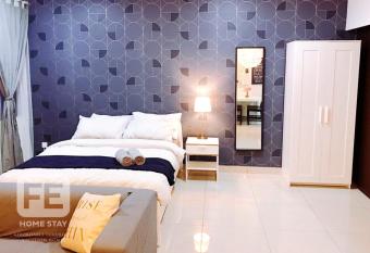 Netflix Wifi Trefoil Homestay Setia Alam SACC Homestay FE has Balcony rooms
