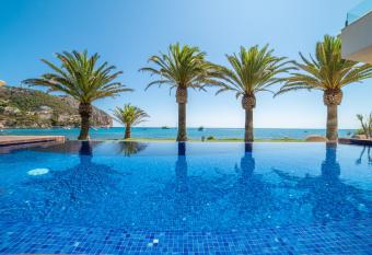 Melbeach Hotel & Spa - Adults Only allows 18 year olds to book a room