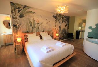 La Maison de l Olivier allows 18 year olds to book a room