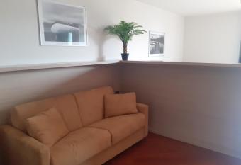 Open Space 53 con Parcheggio in Struttura e Colazione deliziosa allows 18 year olds to book a room