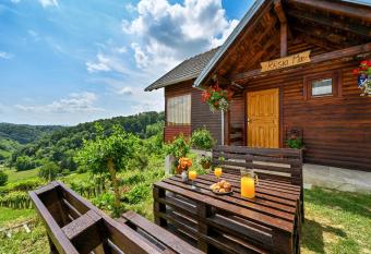 Ruralna ku  a za odmor RAJSKI MIR has rooms with a private hot tub