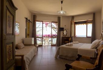 Villa Sarina has Balcony rooms