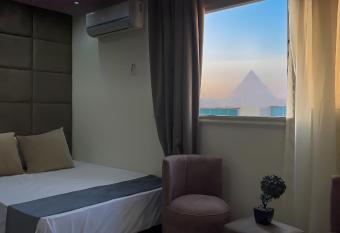 Pyramids View Guest House has rooms with a private hot tub