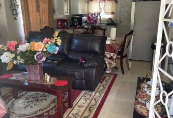 Cheerful Two-bedroom 1bath, WIFI, air conditioning. allows 18 year olds to book a room