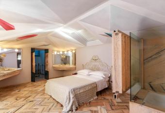 Albergo Ristorante Madonnina has rooms with a private hot tub