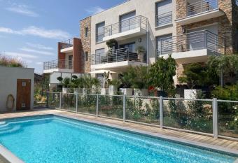 Perfect place to stay In Juan-les-Pins allows 18 year olds to book a room