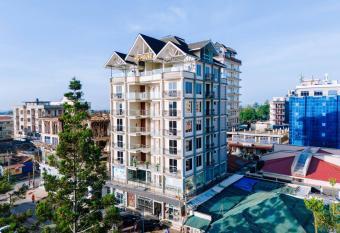 Hil Venture has Balcony rooms