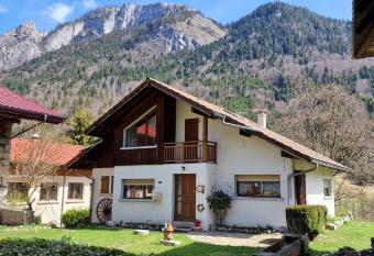 Chez M  m   Cour has Balcony rooms