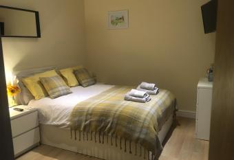 Private Entry Double bedroom with beautiful views! allows 18 year olds to book a room