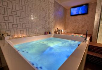 Park Hotel Junior has rooms with a private hot tub