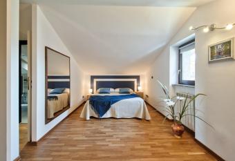 5 MIGLIA APARTMENT la mansarda a Collegno allows 18 year olds to book a room