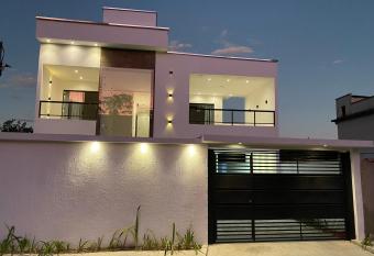 Casa TOP com piscina em Paraty allows 18 year olds to book a room
