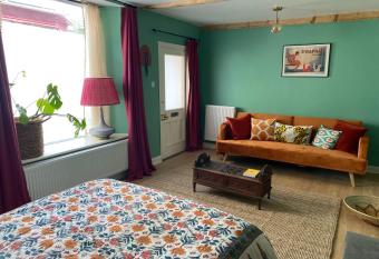 The Old Chair Workshop has Balcony rooms