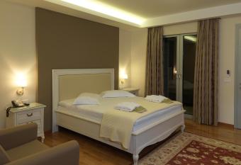 Hondos Classic Hotel & Spa allows 18 year olds to book a room