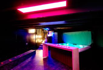 Mieuxqualhotel jacuzzi privatif La retro has rooms with a private hot tub