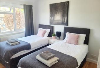 Knollmead House has Balcony rooms