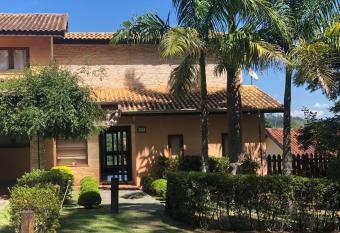 Casa encantadora com piscina aquecida em condom  nio has Balcony rooms