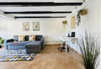 aday - Central Charming Apartment with Terrace allows 18 year olds to book a room