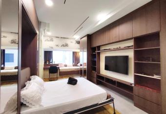 Imperio Residensi Malacca B2810 has rooms with a private hot tub