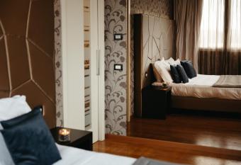 Hotel Motel Prestige has rooms with a private hot tub