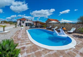 Villa Plavota has Balcony rooms