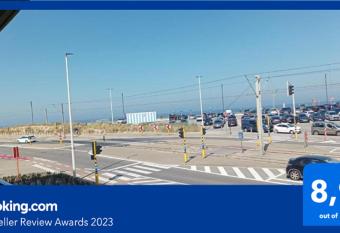 Frontaal zeezicht in appartement de Strandjutter has Balcony rooms