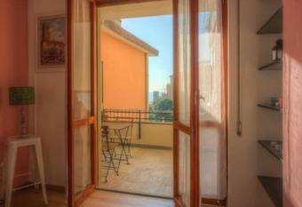 La Casa di Cheyenne - SEA VIEW 011019-LT-0221 allows 18 year olds to book a room