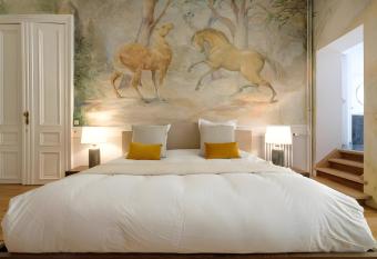 La Calamande En Ville has rooms with a private hot tub