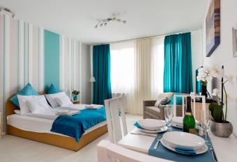Sun Resort Apartments allows 18 year olds to book a room