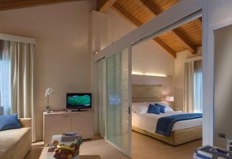 Annia Park Hotel Venice Airport allows 18 year olds to book a room