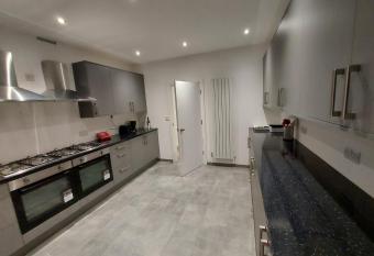 Cheerful & Spacious 9-bedroom has Balcony rooms