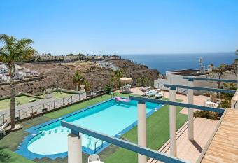 Rainbow Amadores has Balcony rooms