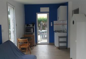 studio ind  pendant neuf proche mer allows 18 year olds to book a room