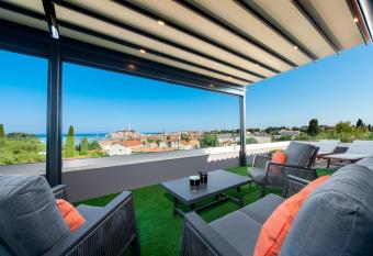 Boutique Residence Arion has rooms with a private hot tub