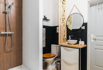 Chambre unique Lovya, avec Jacuzzi en hypercentre allows 18 year olds to book a room