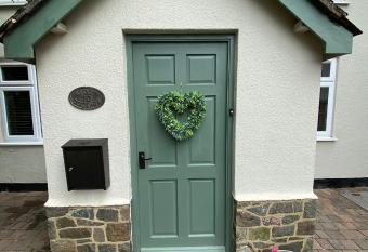 Stoop Cottage - in the heart of Quorn allows 18 year olds to book a room