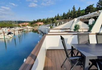 Floating sea house - VITAL LUX has rooms with a private hot tub