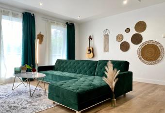 MM Greenhouse Appartement / Tourcoing - Lille has Balcony rooms